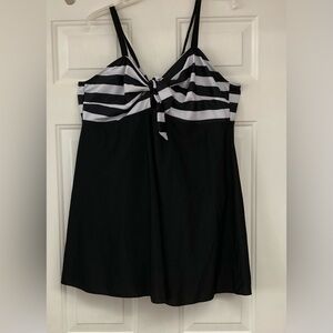 🌊☀️🩱☀️🌊Black and White Striped One-Piece Women's Skirted Bathing Suit
